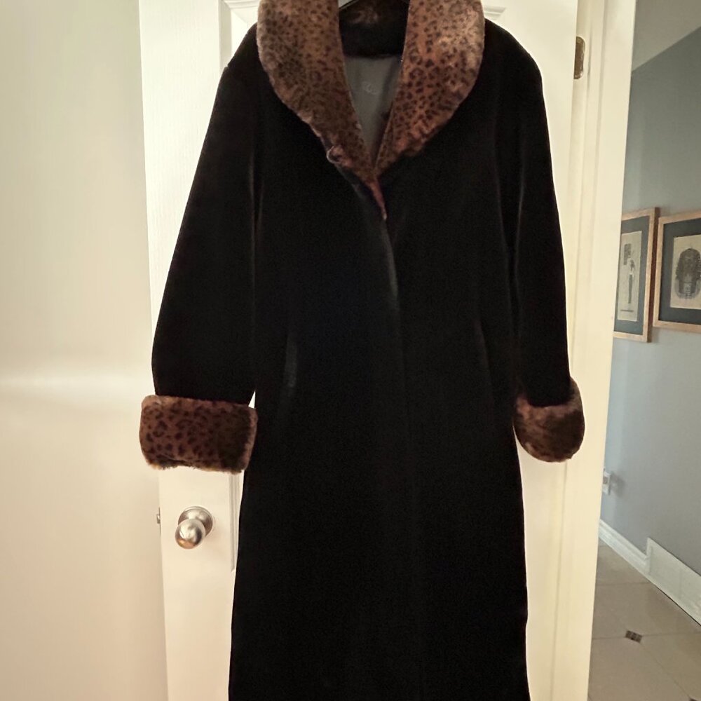 Long coat in premium faux fur.
